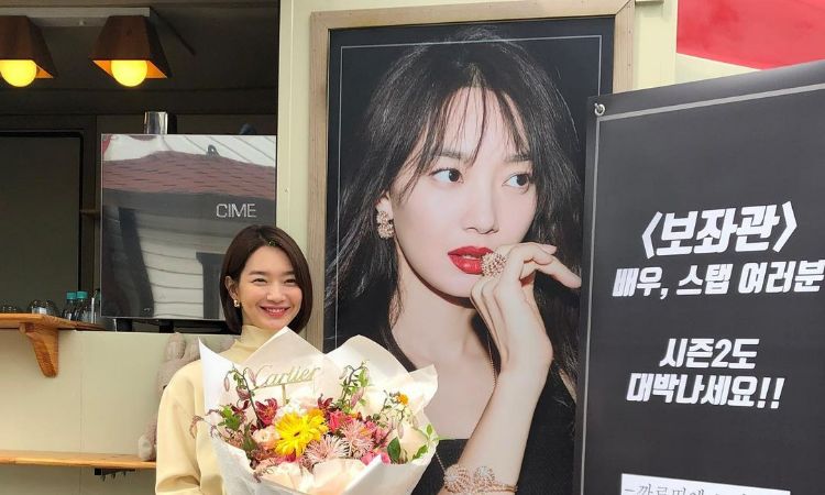 Shin Min-ah with a bouquet promoting Cartier brand.